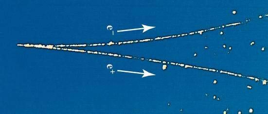 Elektroni ja positroni jäljed mullikambris