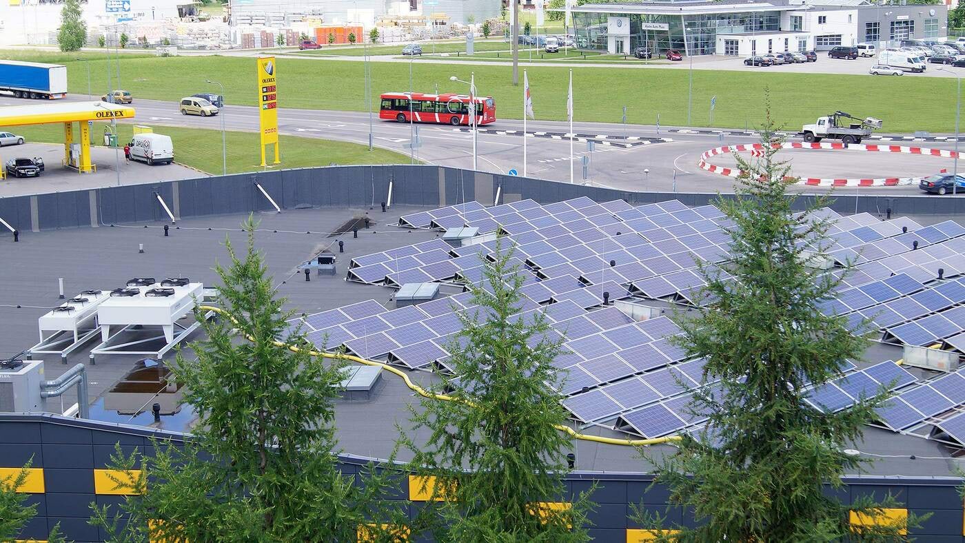 Päikesepatareid Tartus Räni Selveri katusel