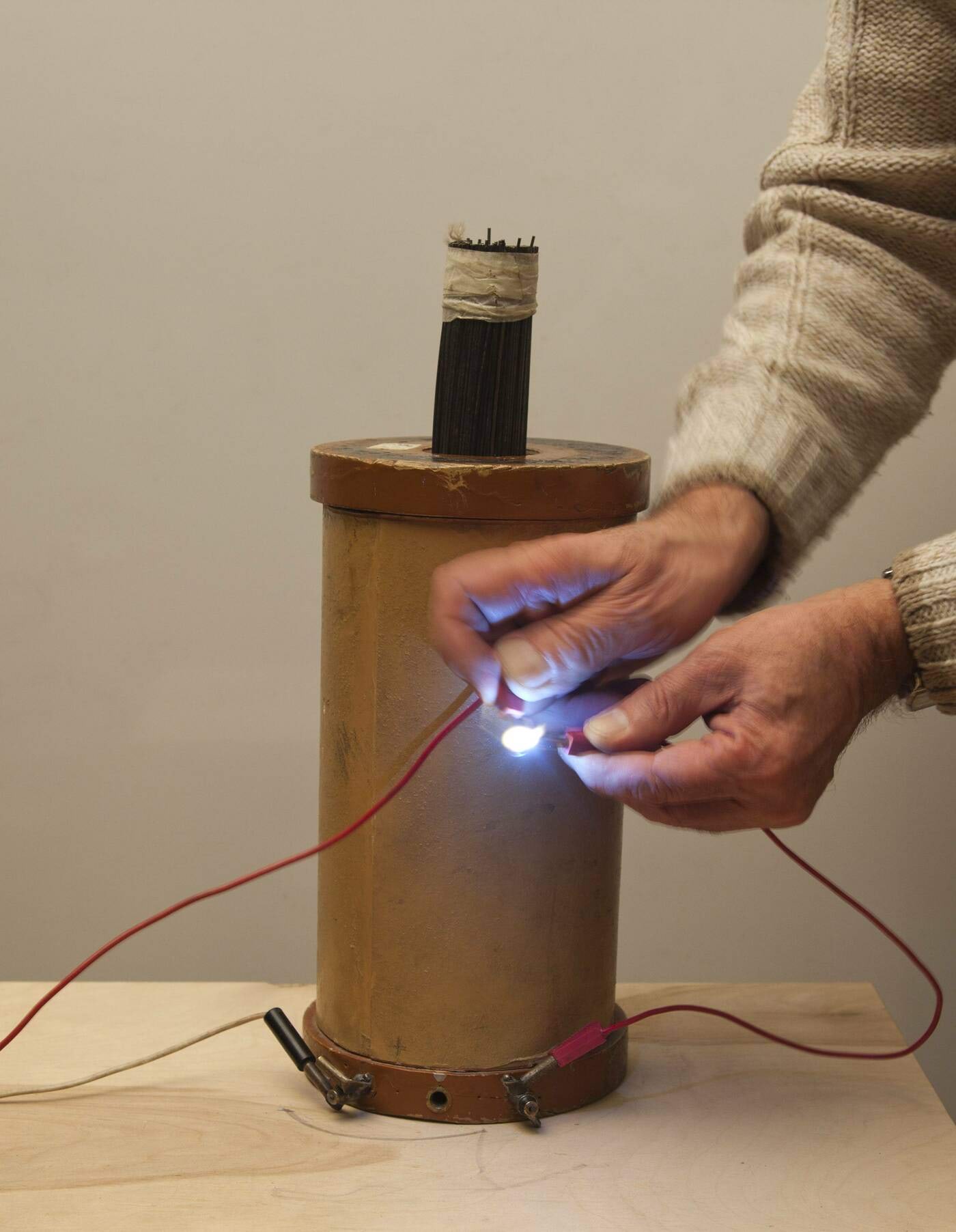 Suure induktiivsusega pool tekitab vooluallikast lahti ühendades sädeme