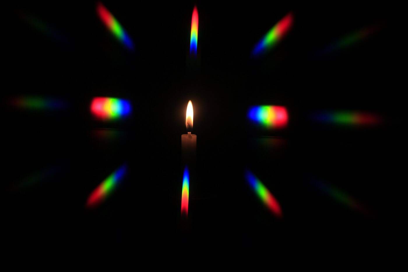 Küünal vaadatuna läbi difraktsioonivõre