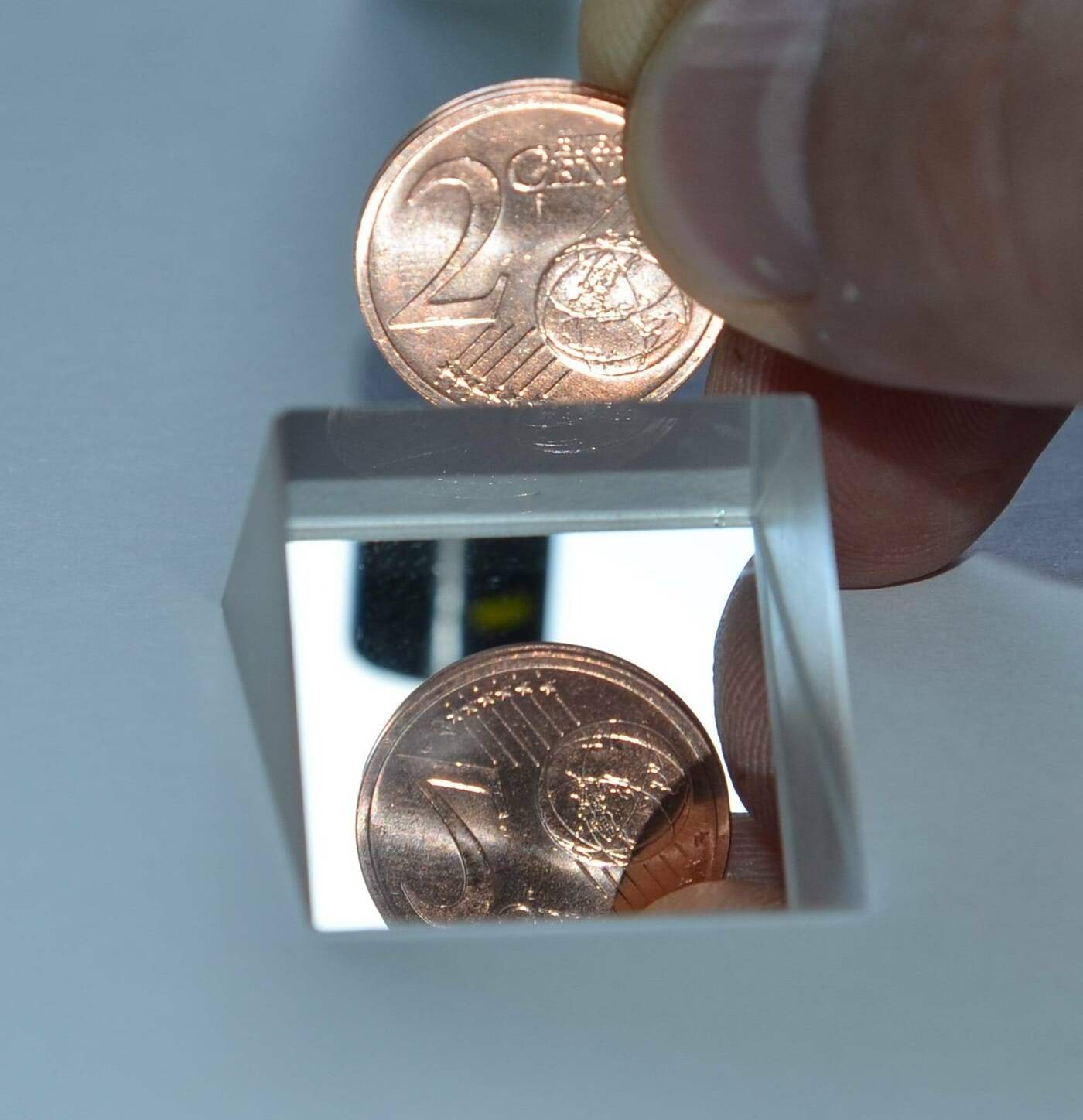 Täisnurkne prisma peeglina