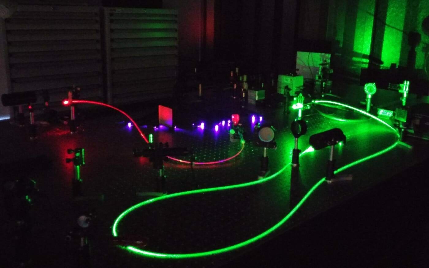 Valguskaabel optiku töölaual