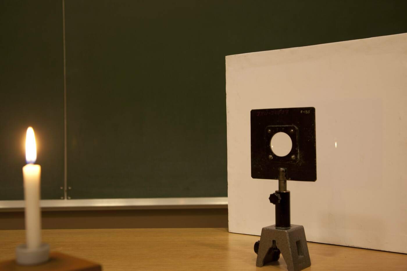 Läätse poolt tekitatud kujutis on vähendatud<br>