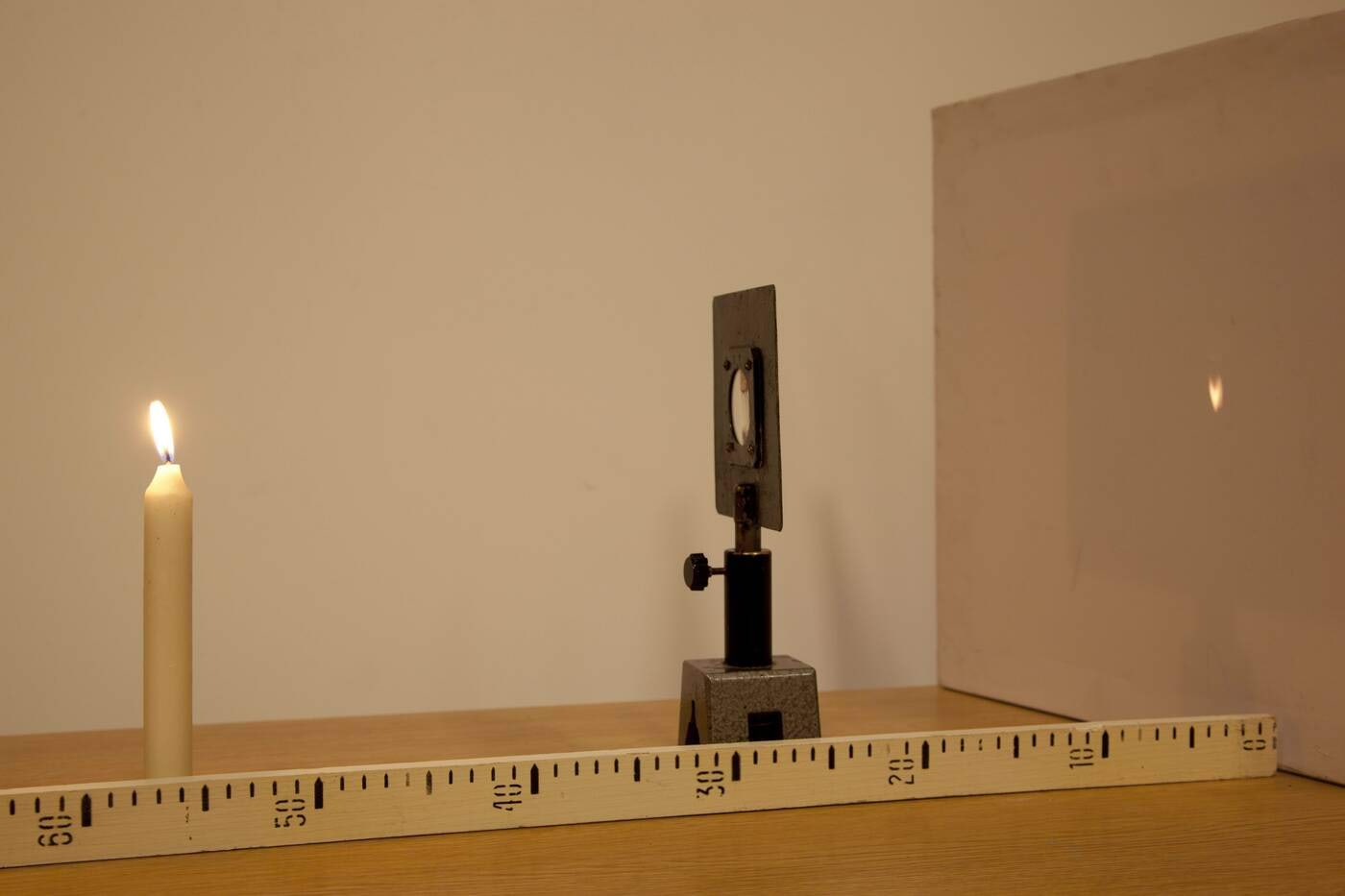 Küünla kujutise tekitamine läätsega