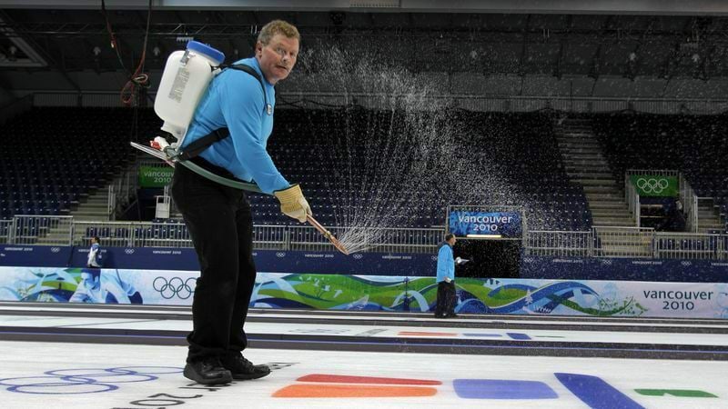 Niimoodi tehakse jääkeegli võistlusraja jääd krobeliseks