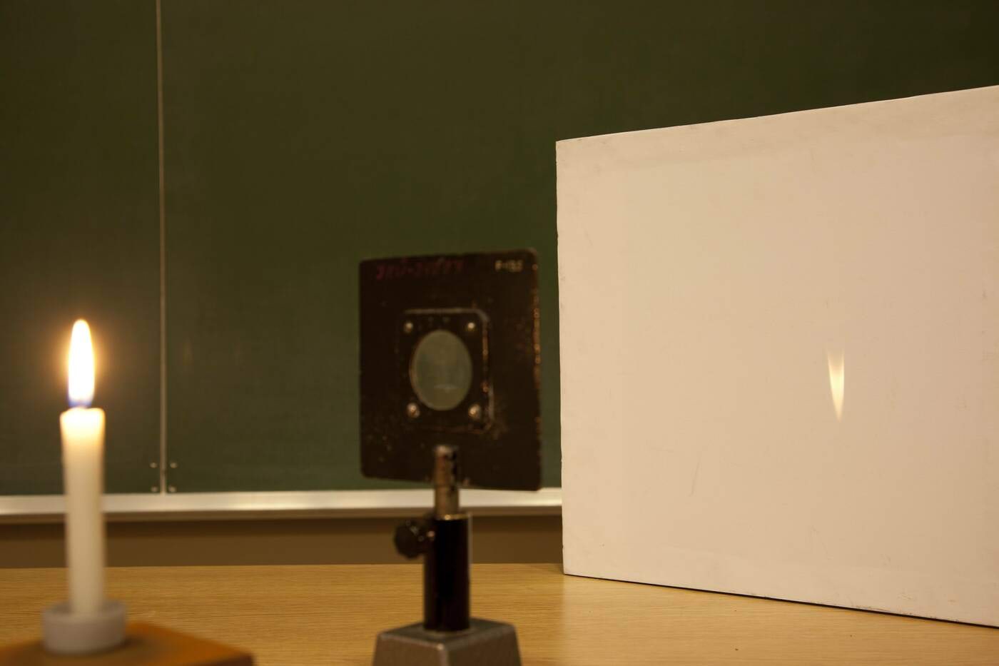 Läätse poolt tekitatud kujutis on suurendatud<br>