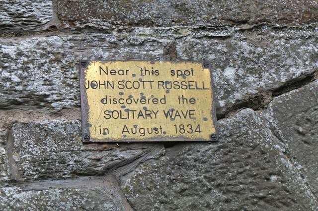 Mälestustahvel koha lähedal, kus John Scott Russell solitoni avastas