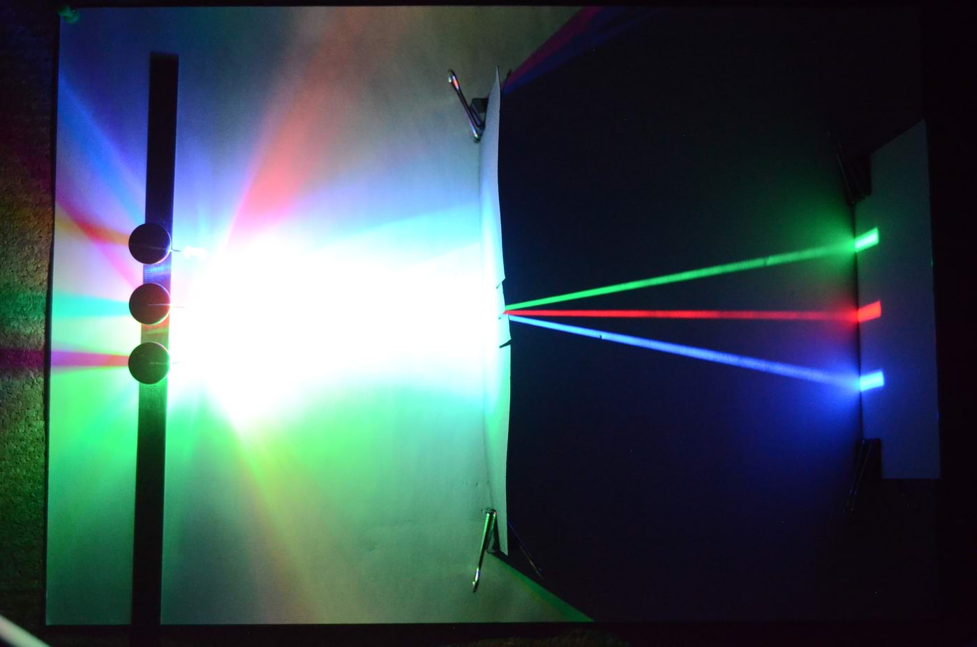 Kolm eri värvi LED'i, kolm eri värvi valguskiirt