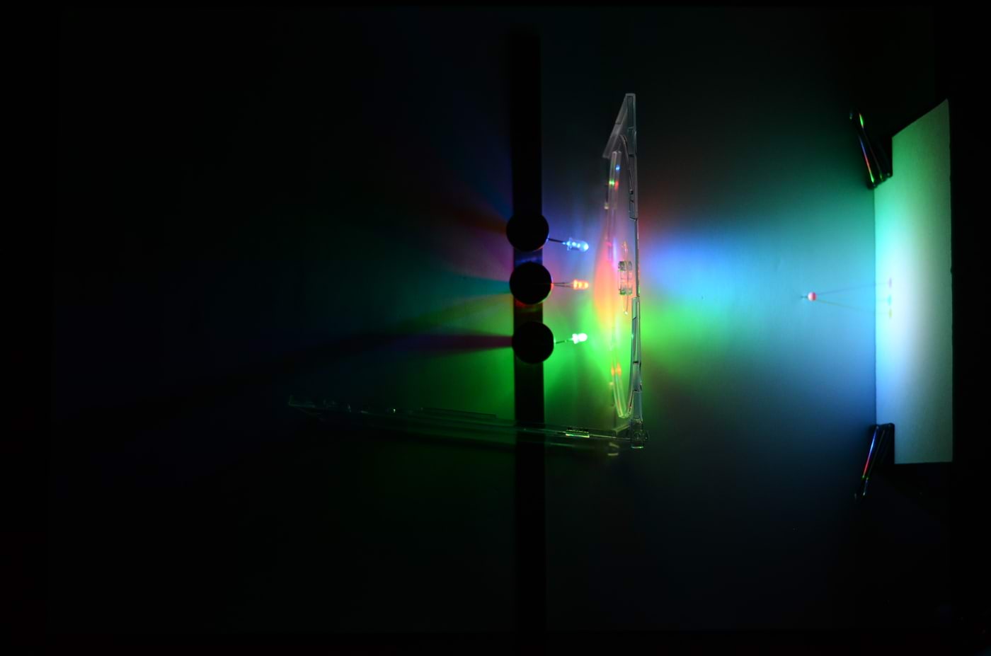 Puna, roheline ja sinine led, hajutaja, valguste liitumisel tekib valge valgus