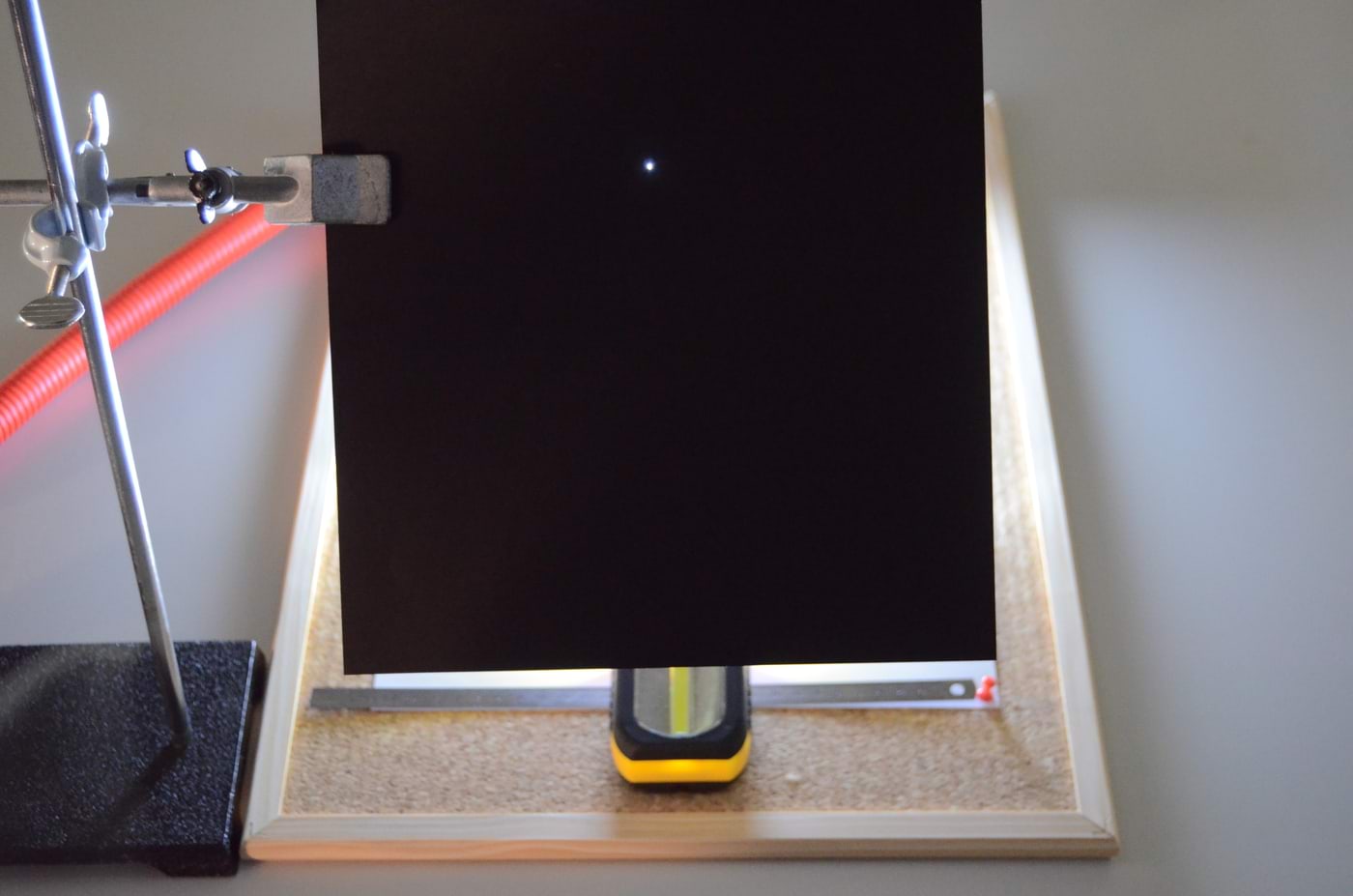 Vaatame suurt valgusallikat läbi väikse augu suures mustas paberis