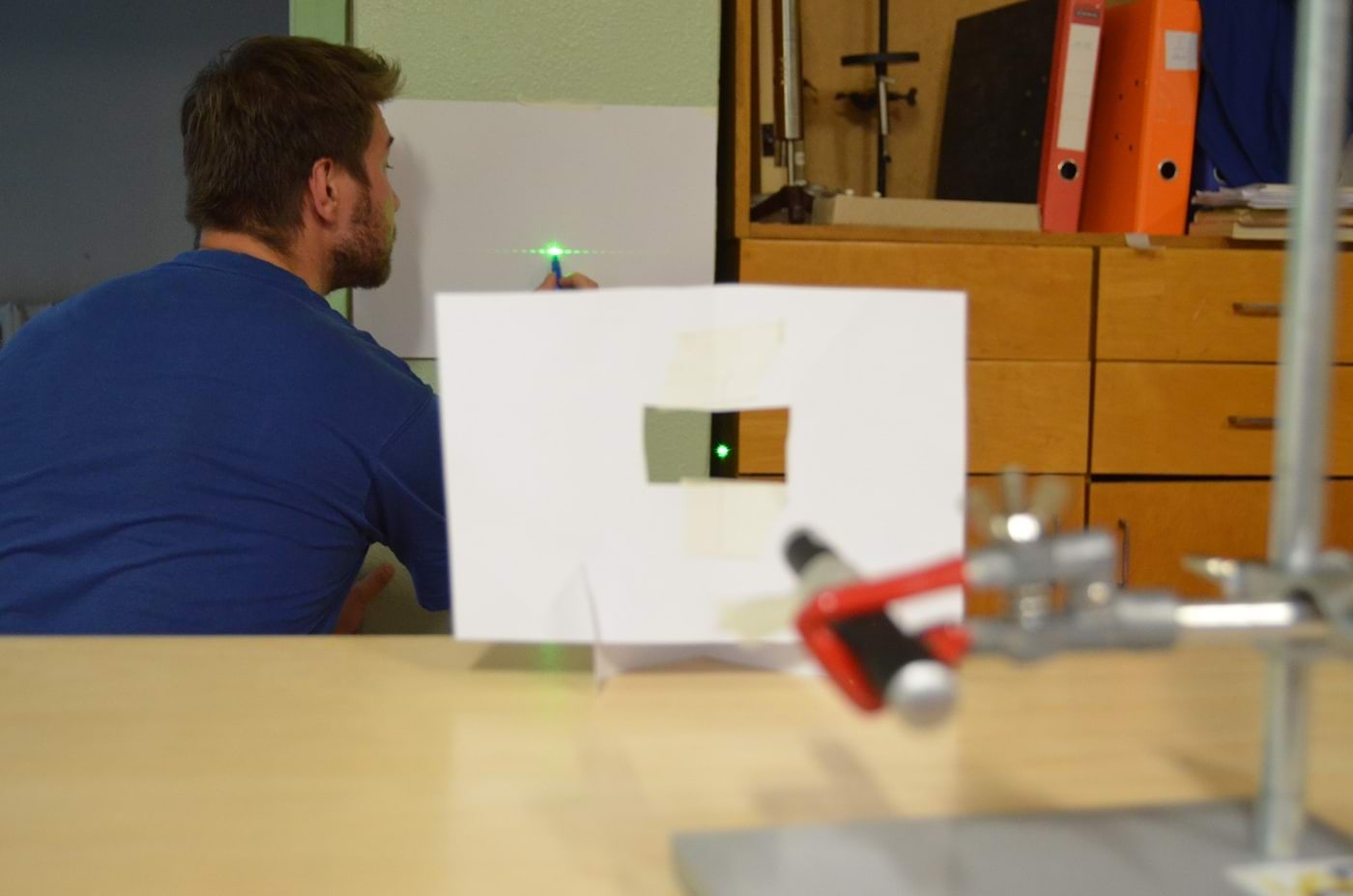 Juuksekarva läbimõõdu mõõtmine laseriga