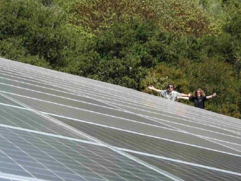 Kaks päikeserüütlit naudivad oma päikesepatareisid