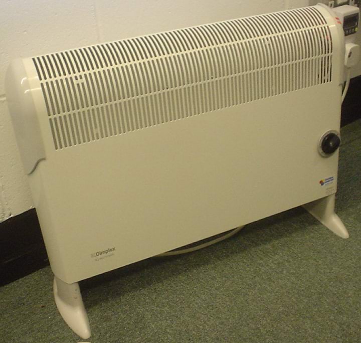 Suur elektriradiaator: $2\, \text{kW}$.