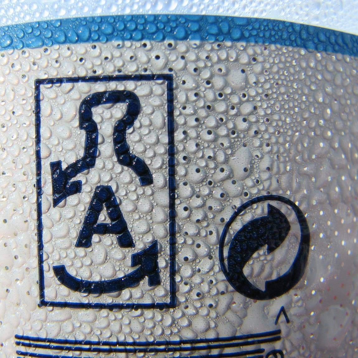 Veetilgad külmal pudelil, pilt