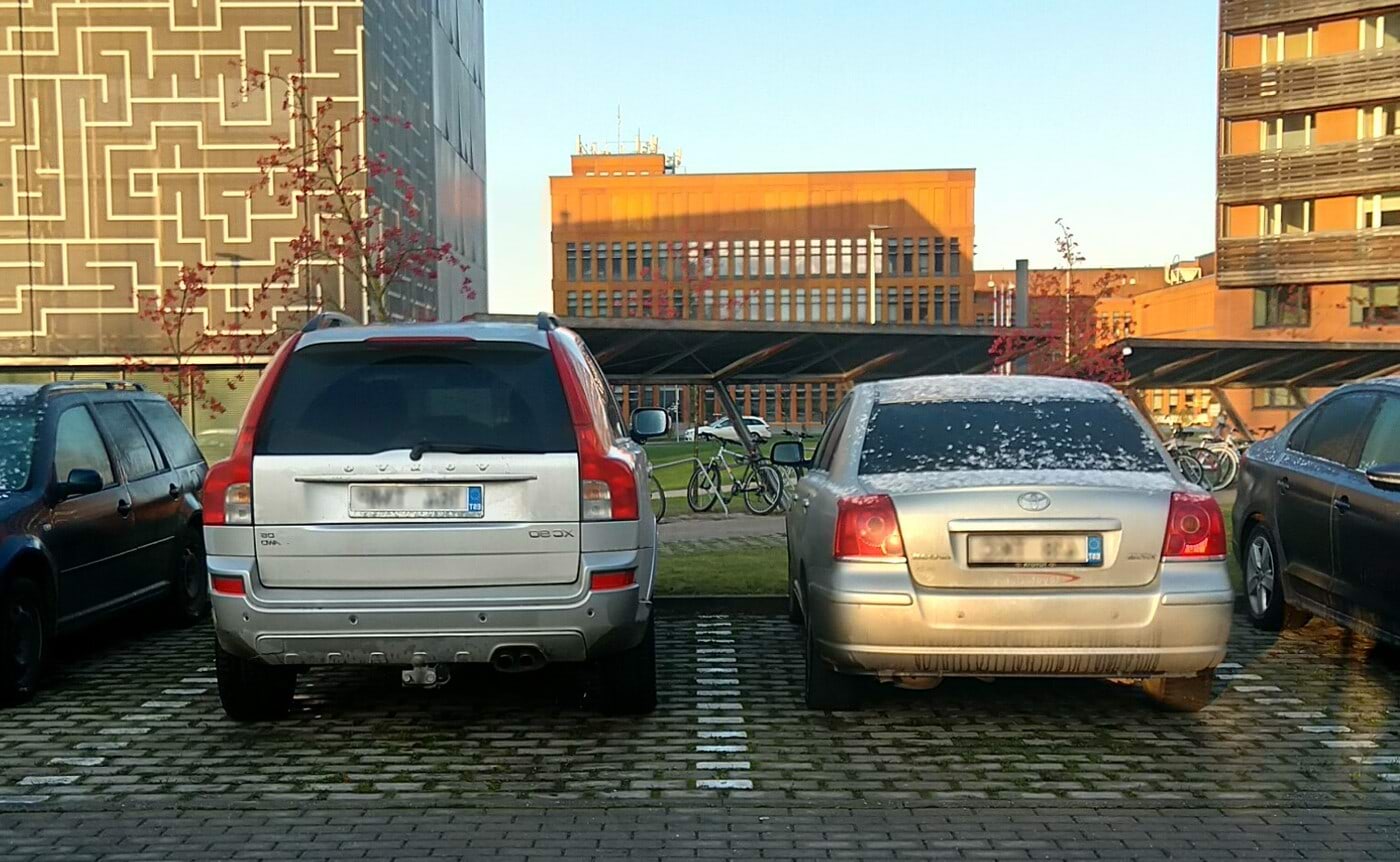 Hiigelautod on täpselt nii suured, et varjavad nii vaatevälja kui ka jalakäijad