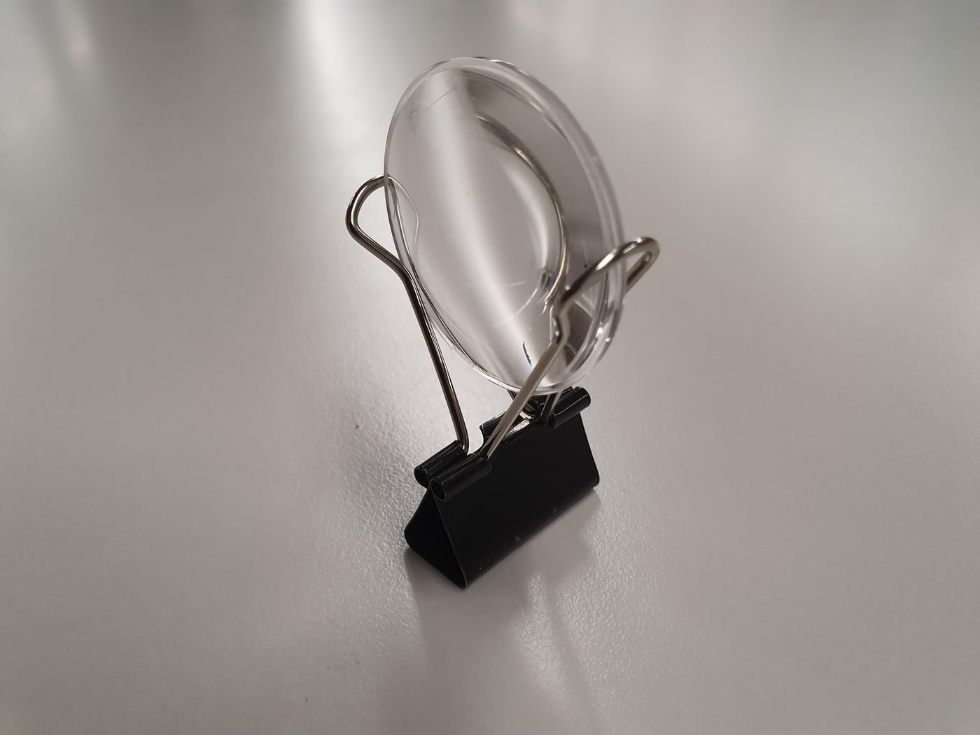 Kuidas kinnitada läätse