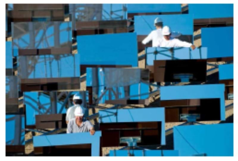 Kaks inseneri paigaldamas fokusseerivat eSolar elektrijaama