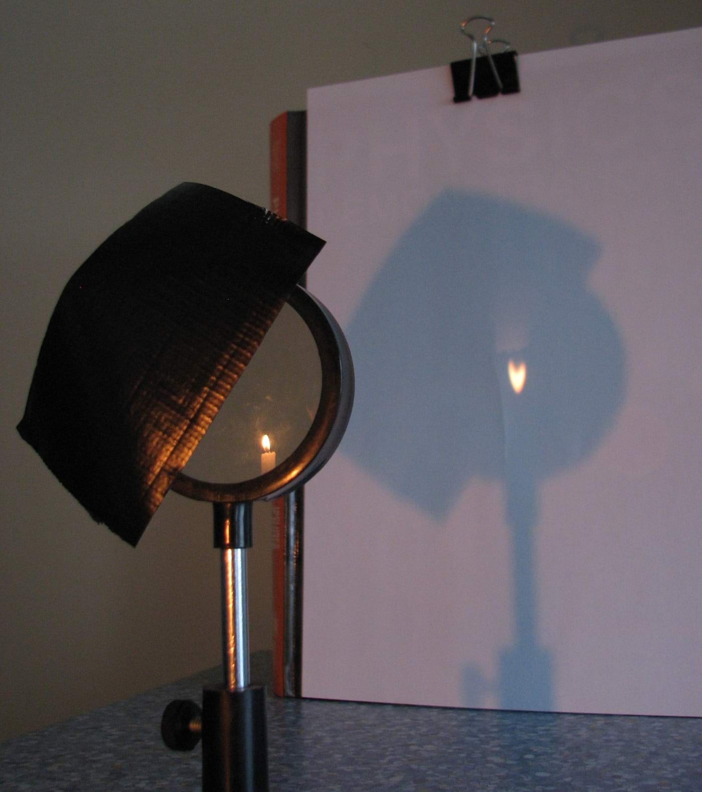 Leegi kujutis poolenisti kinni kaetud läätses