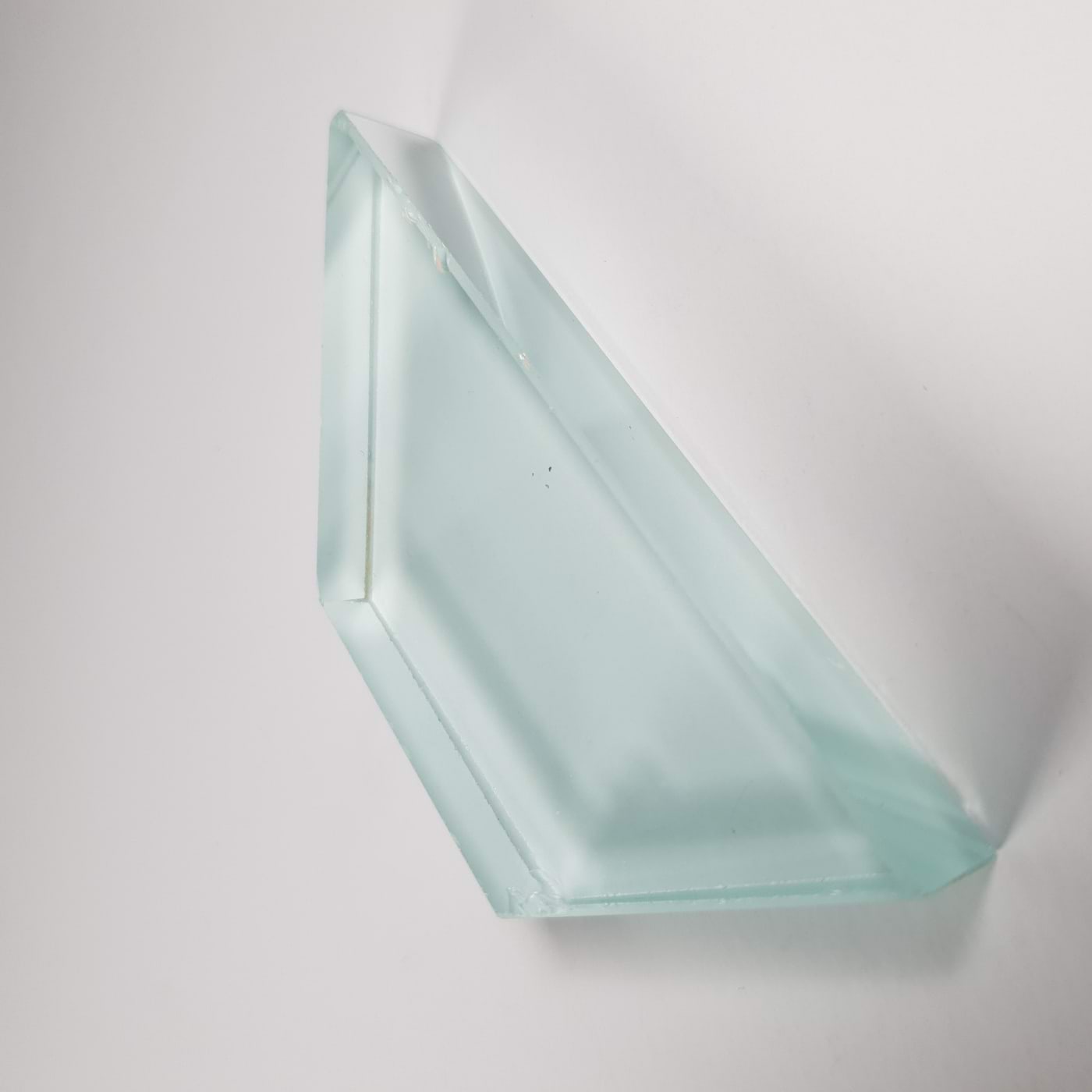 Klaasist trapetsi kujulise põhjaga objekt