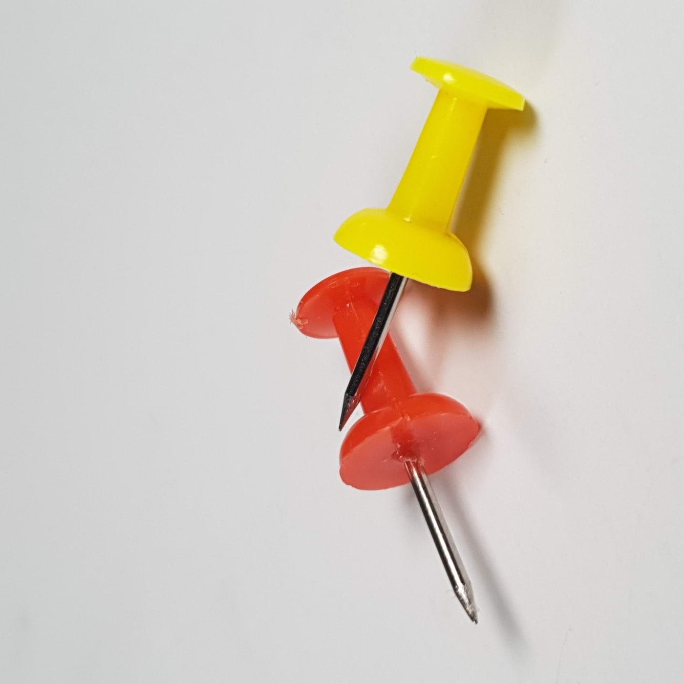 Rõhknaelad, eri värvi peadega