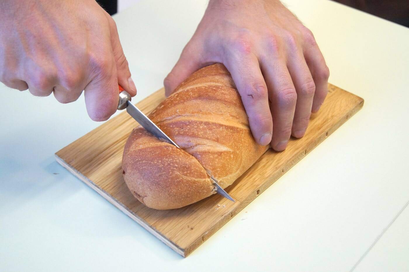 Lõikan saia terava noaga