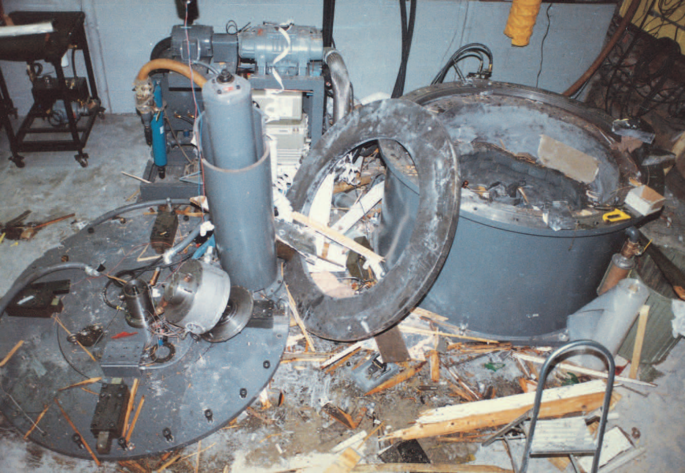 Mõned kiiresti pöörleva terasketta plahvatusega kaasnenud purustused