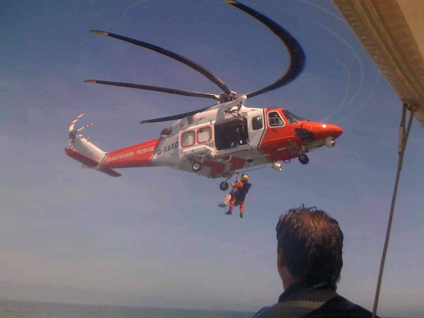 Helikopter kõvera tiivikuga